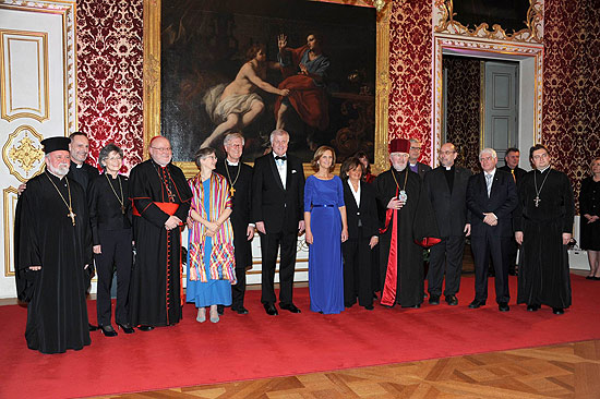 Ministerpräsident Horst Seehofer und Karin Seehofer mit kirchlichen Vertretern. (©Foto: Ingrid Grossmann)